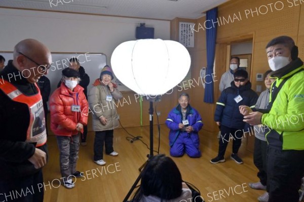 照明など備蓄品の取り扱いを確認する参加者ら