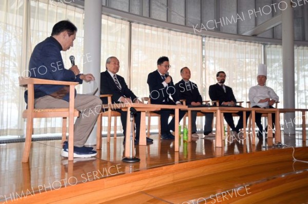 和牛をテーマにディスカッションするパネリストら（右から工藤さん、鴨川さん、葛巻さん、棋士さん、小野町長、司会進行役の上野山さん）