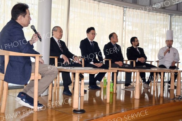 和牛をテーマにディスカッションするパネリストら（右から工藤さん、鴨川さん、葛巻さん、棋士さん、小野町長、司会進行役の上野山さん）