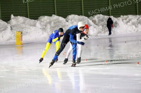 地元の先輩に続け、４４人が滑走　大樹で堀川桃香杯スケート