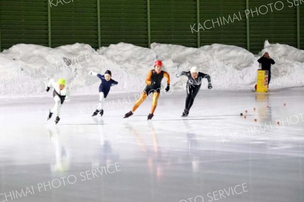 「偉大な先輩に続こう」と、寒さの中、記録更新を目指す選手たち