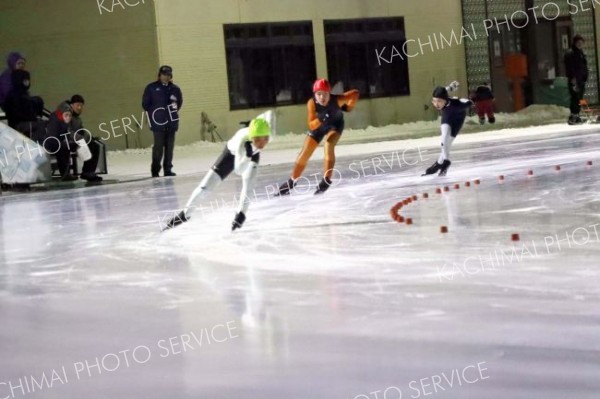 「偉大な先輩に続こう」と、寒さの中、記録更新を目指す選手たち