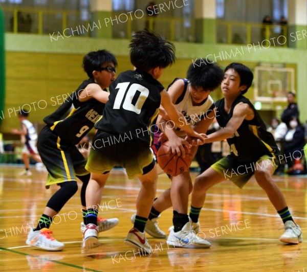 【男子１部決勝】トリプルチームでボールを奪いにいく帯広啓西の選手たち
