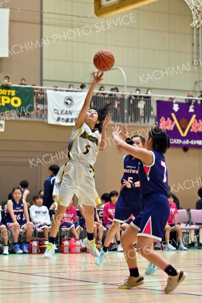 【女子１部決勝・芽室ホルックス―帯広明和】芽室ホルックスの（５）澁谷心咲（左）はチーム最多２２得点でけん引した