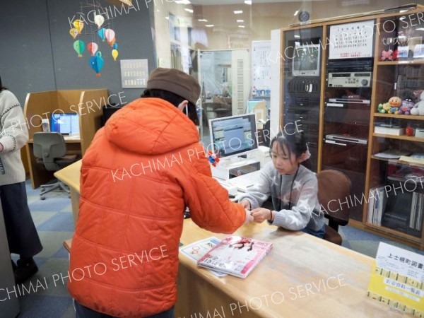 「としょかん体験」で来館者に丁寧に対応する