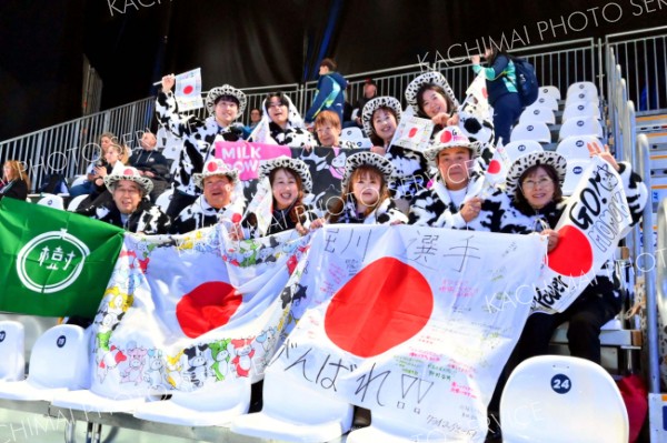 応援に駆けつけた家族や関係者ら。前列左から２人目が父拓生さん。同３人が母智子さん（金野和彦撮影）