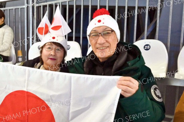 女子団体追い抜き準決勝に出場した高木選手の応援に駆け付けた＝金野和彦撮影