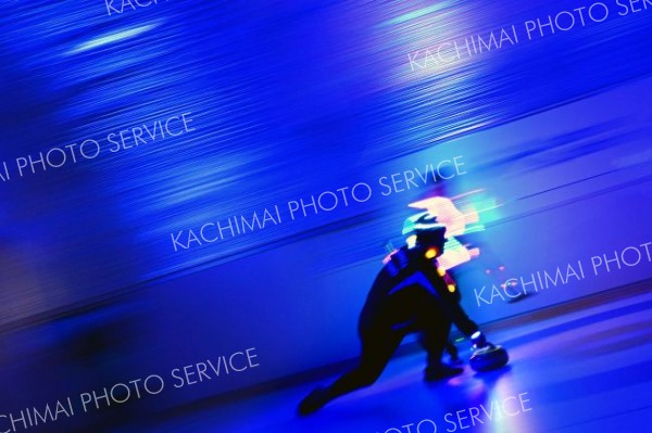 暗闇でデリバリーする選手。手探りで試合を行うため通常の１・５倍ほど時間が掛かった