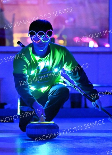 今年はオリンピックイヤー。眼鏡に蛍光スティックで五つの輪をあしらう