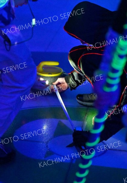 伸びるストーンの光跡、輝く選手　「暗闇カーリング」日本初開催　カールプレックスおびひろ 4