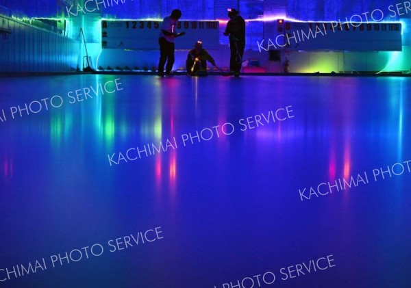 伸びるストーンの光跡、輝く選手　「暗闇カーリング」日本初開催　カールプレックスおびひろ 5