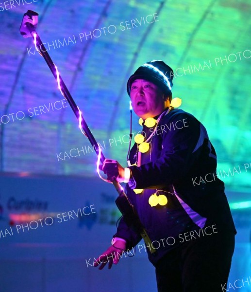 伸びるストーンの光跡、輝く選手　「暗闇カーリング」日本初開催　カールプレックスおびひろ 6