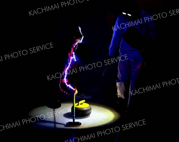 ヘッドランプに照らしストーンの位置を確認