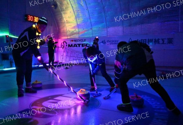伸びるストーンの光跡、輝く選手　「暗闇カーリング」日本初開催　カールプレックスおびひろ 8