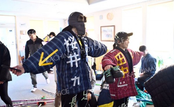 伸びるストーンの光跡、輝く選手　「暗闇カーリング」日本初開催　カールプレックスおびひろ 9