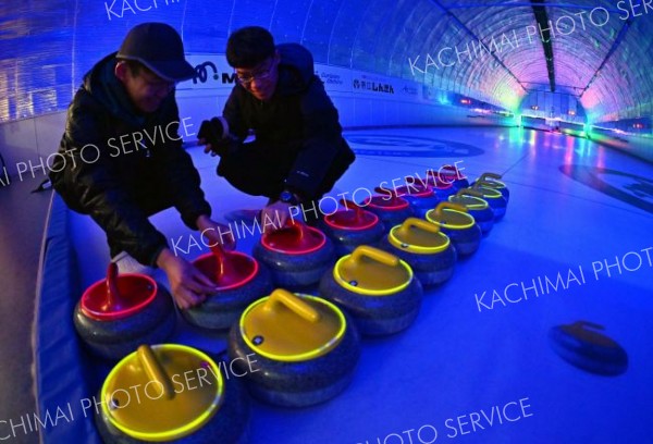 伸びるストーンの光跡、輝く選手　「暗闇カーリング」日本初開催　カールプレックスおびひろ 10