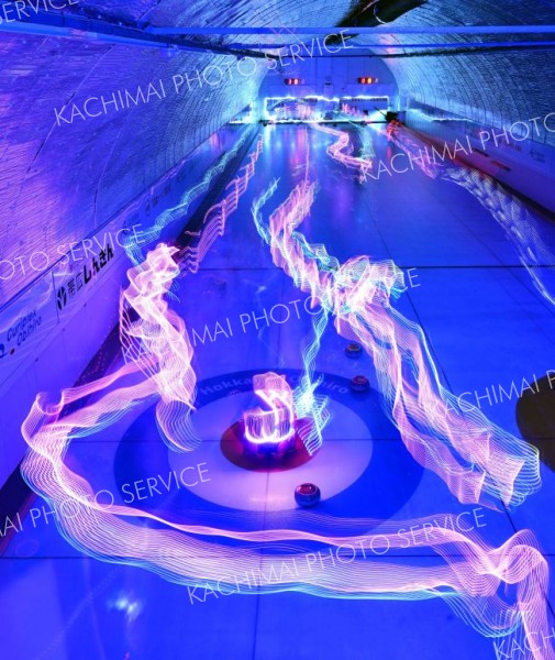 長時間露光で会場内を写すと選手が動いた場所に光の軌跡が残った