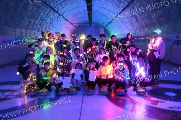 ピカピカ光ってカーリングを楽しんだ参加者の皆さん