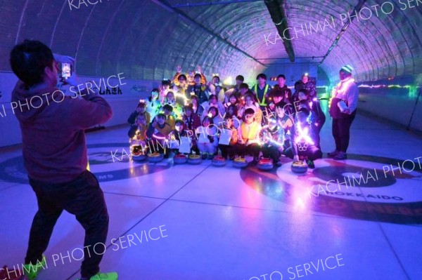 最後に記念撮影する参加者たち