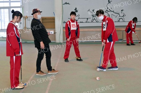 芽室西中生徒が授業でＧＢに挑戦　仲間と協力プレー