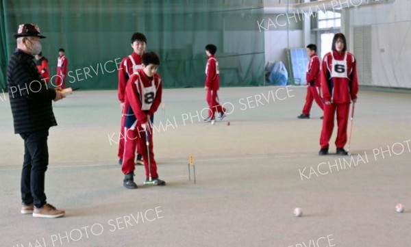 試合に取り組む生徒たち