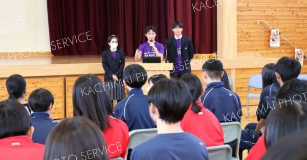 カナダでの体験を中学生に紹介する池田高校の生徒