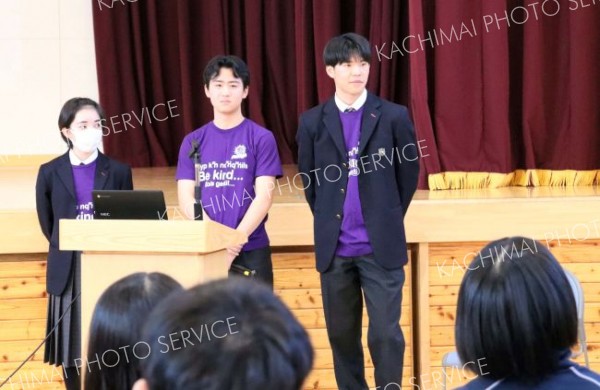 カナダでの体験を中学生に紹介する池田高校の生徒