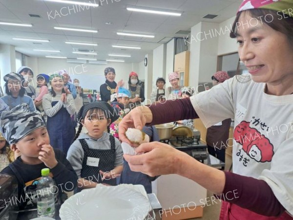さくら餅の作り方を教わる参加者