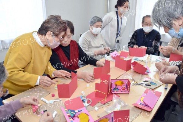 陸別ふれあいサロン「ひだまり」でひな飾り