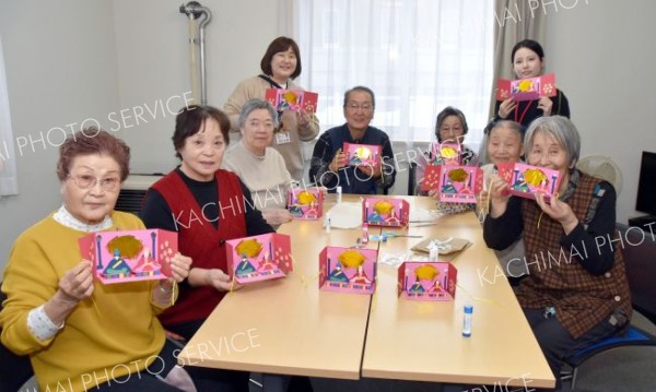 ９人が参加し、ひな祭りの工作に取り組んだ