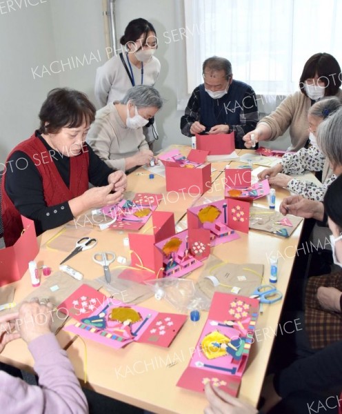 ９人が参加し、ひな祭りの工作に取り組んだ