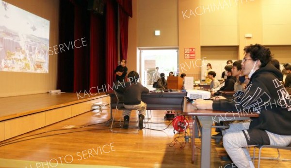 ゲーム大会を楽しむ来場者