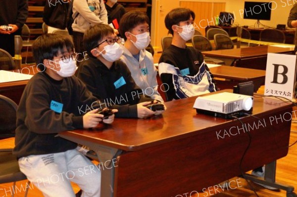 ガームの腕を競う参加者ら