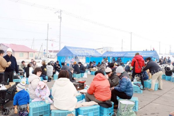 寒空の中、大樹町のグルメを楽しむ来場者ら