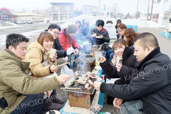 寒空の中、大樹町のグルメを楽しむ来場者ら