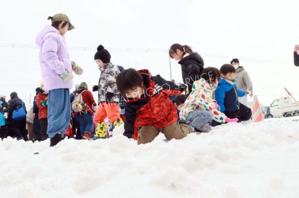 子どもたちが熱中した「雪上宝探し」