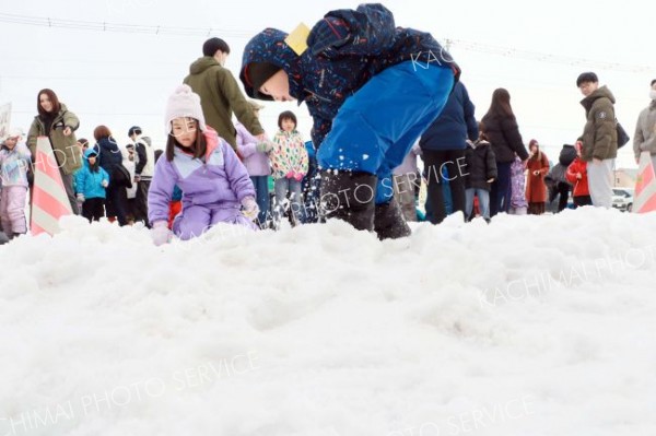 子どもたちが熱中した「雪上宝探し」