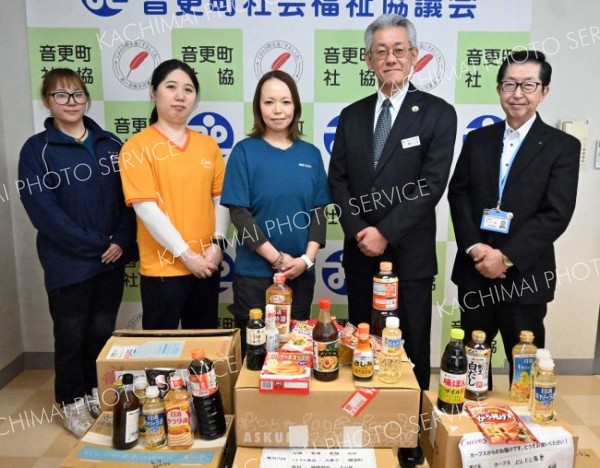 フードドライブに食料品１００キロ超寄贈　カーブスどんどん音更店