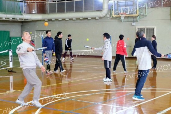 ラケットの感覚を確かめる参加者