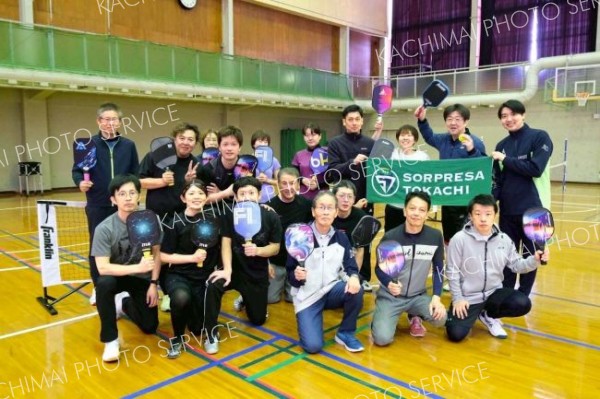 ピックルボール体験会の参加者ら