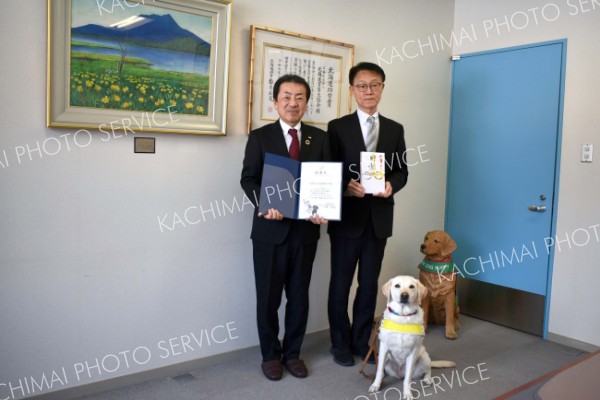 ＫＤＤＩ北海道が盲導犬協会に寄付