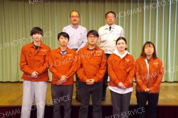 研究の成果を発表した学生たち。後列右から持田学芸員、佐藤教授