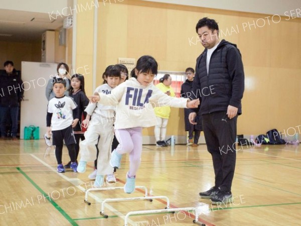 走り方教室に小学生１２人と保護者が参加　広尾