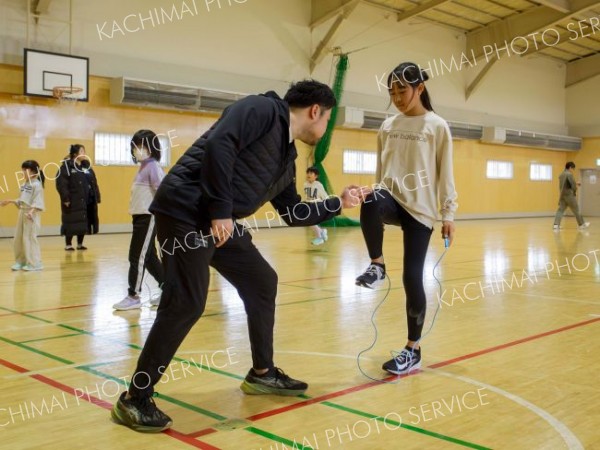 指導を受けながら、早く走れるコツなどを学ぶ子どもたち