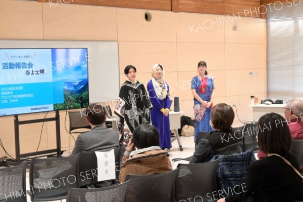 町民に派遣先での経験や活動を報告した３人