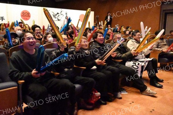 初のメダル獲得に沸く　地元大樹のＰＶ