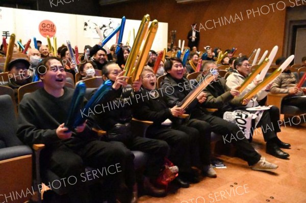 堀川選手が滑走した準決勝で声援を送り続ける家族や町民ら（１７日午後１１時ごろ）