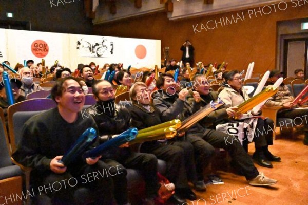 準決勝のゴールの瞬間を見守る家族や町民ら（１７日午後１１時ごろ）