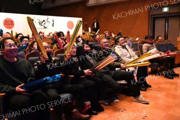 準決勝のゴールした瞬間を見守る家族や町民ら（１７日午後１１時ごろ）