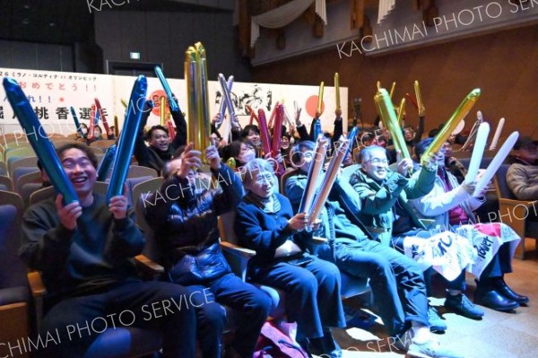 銅メダル獲得を喜ぶ家族や町民ら（１８日午前０時４５分ごろ）